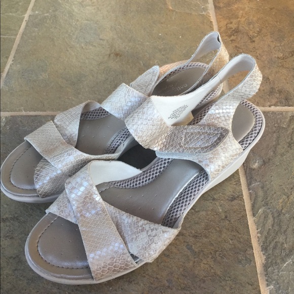 easy spirit silver sandals